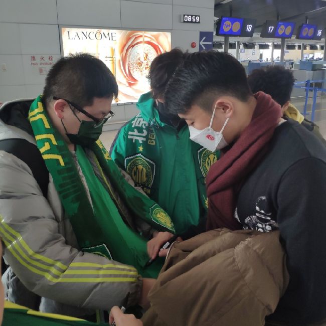 一只白鼠被他摔死在巨大的门上。